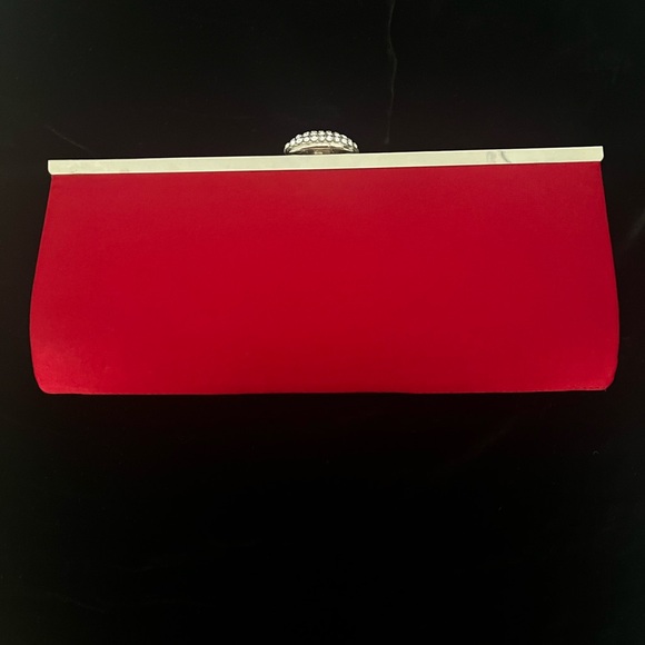 Red satin evening bag with detachable shoulder straps - Picture 3 of 8